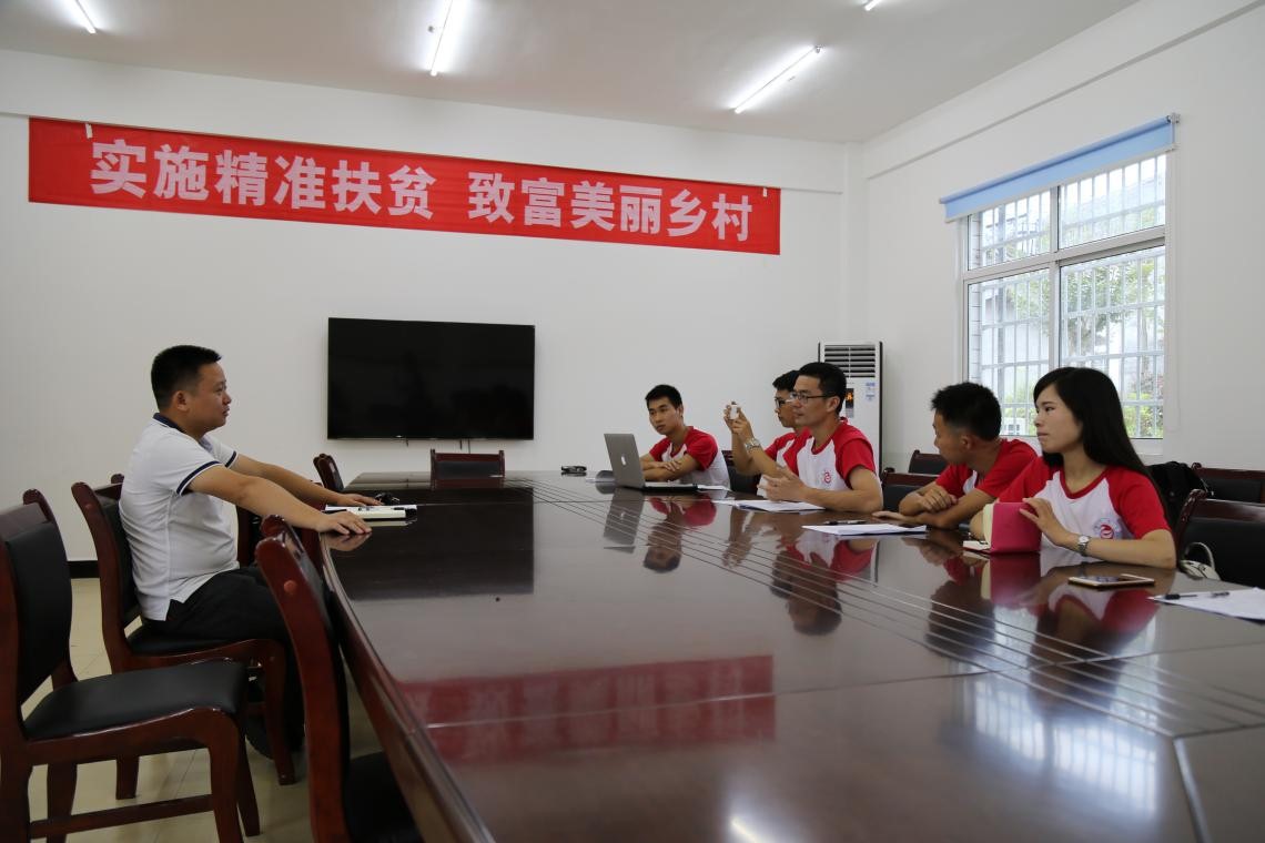图为实践团与省住建厅扶贫工作队交流